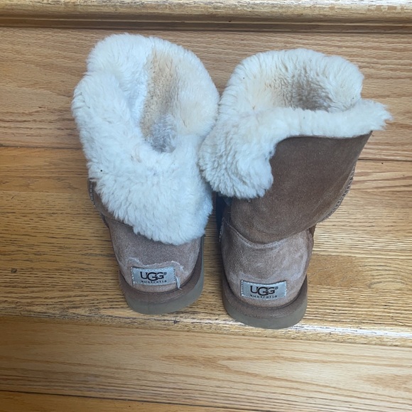 Ugg classic low boots size 7 - Picture 3 of 6